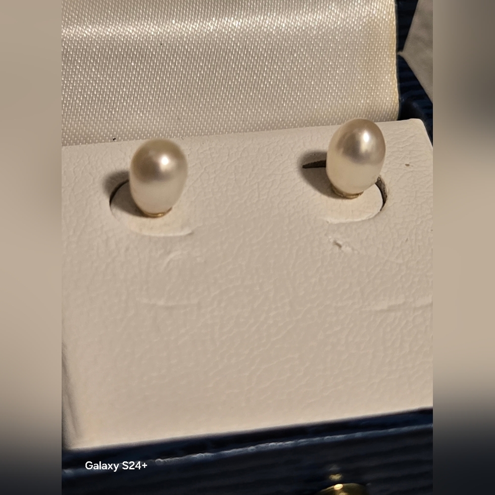 Gold 10 Carat  Elegant  Real Pearl Stud Earrings